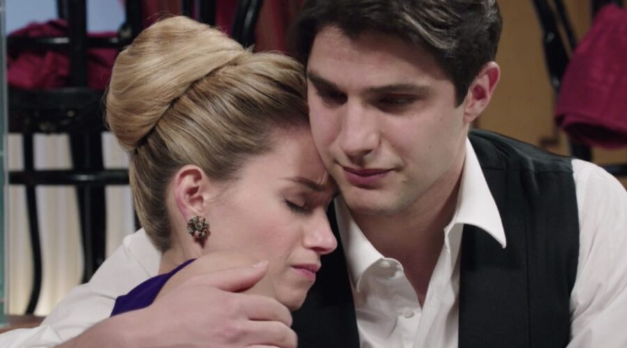 Il Paradiso Delle Signore 5 Puntata 113: Ludovica Brancia Di Montalto abbracciata da Marcello Barbieri, interpretatu da Giulia Arena e Pietro Masotti Credits Rai