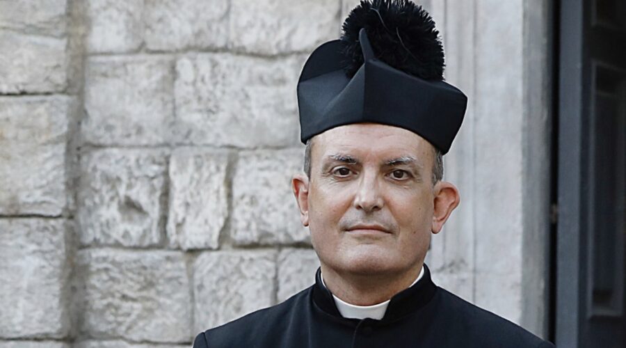 Il Paradiso Delle Signore Don Saverio Interpretato Da Andrea Lolli Qui In Un Posato Per La Stagione Daily 2 Credits Rai