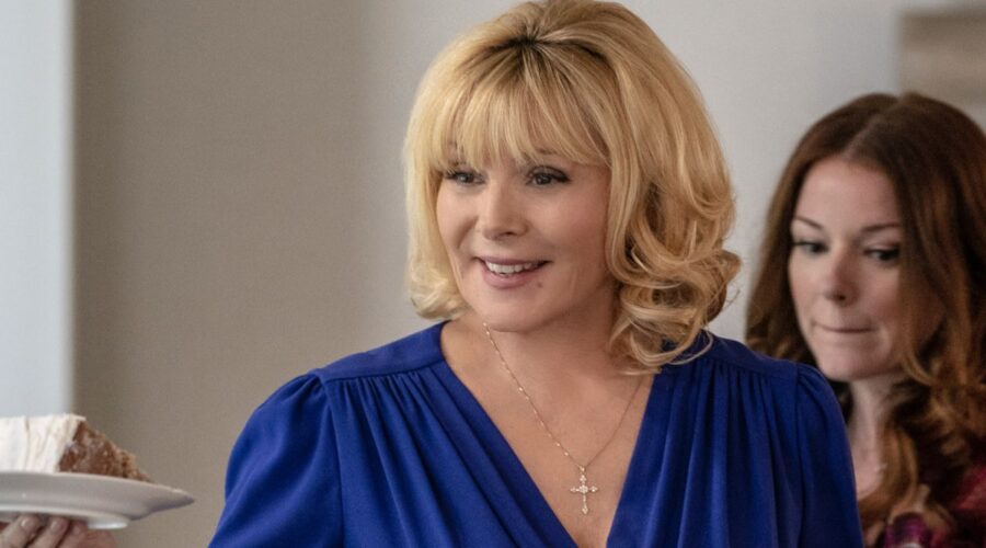 Kim Cattrall (Margaret Monreaux) in una scena di Filthy Rich - Ricchi e colpevoli. Credits: Star/Disney Plus.