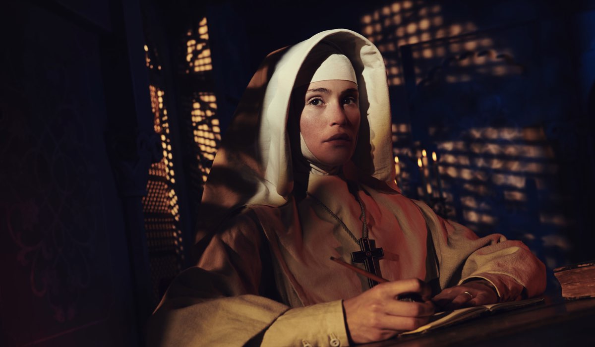 Gemma Arterton, la protagonista di Narciso Nero, nei panni di Madre Clodagh.