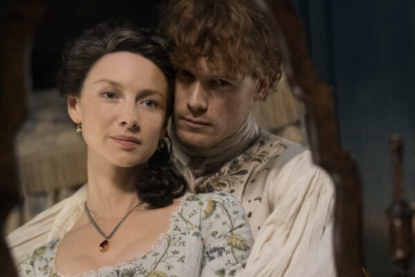 Caitriona Balfe e Sam Heughan in una scena di Outlander. Credits: Fox.