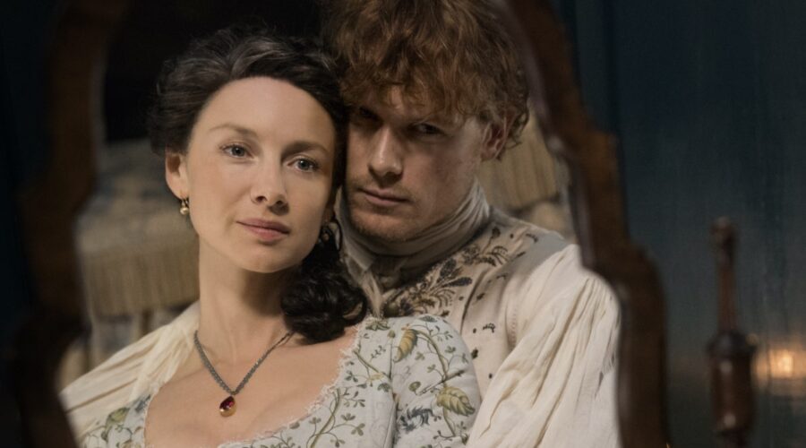 Caitriona Balfe e Sam Heughan in una scena di Outlander. Credits: Fox.