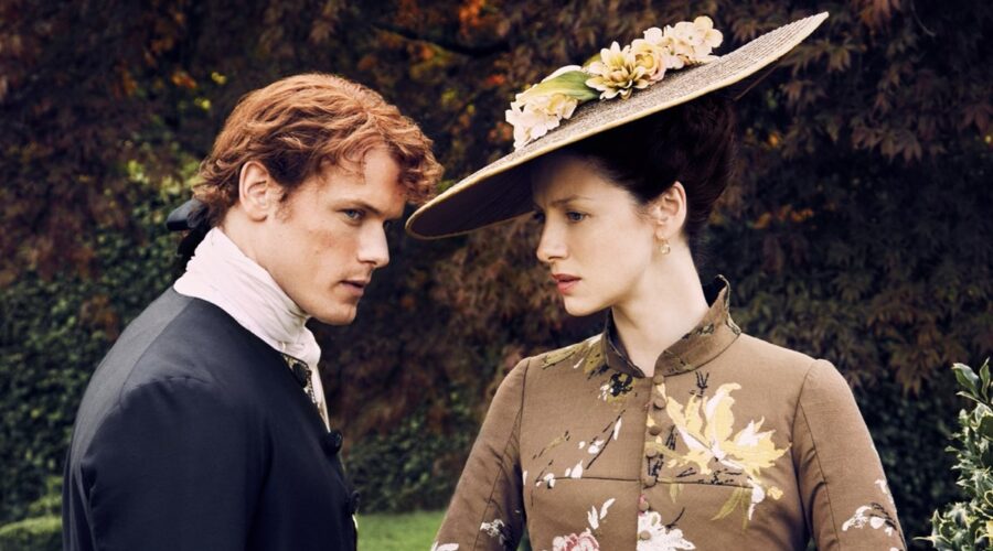 Sam Heughan e Caitriona Balfe in una scena di Outlander. Credits: Fox.