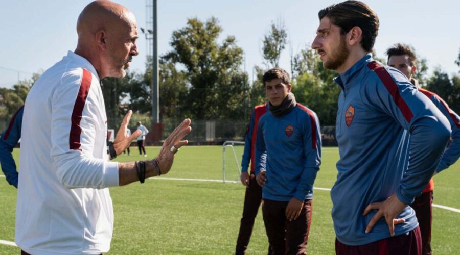 Pietro Castellitto (Francesco Totti) e Gianmarco Tognazzi (Luciano Spalletti) nella serie TV Speravo De Morì Prima. Credits: Iacovelli-Zayed/Sky.