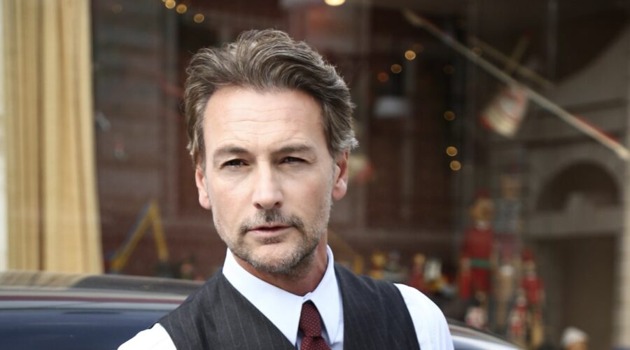 Roberto Farnesi Interpreta Il Commendatore Umberto Guarnieri Ne Il Paradiso Delle Signore Qui In Un Posato Per La Stagione Daily 2 Credits Rai