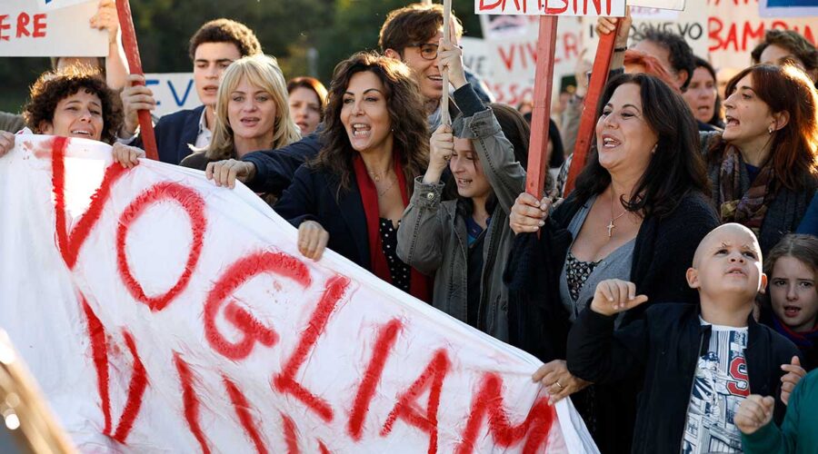 Sabrina Ferilli (Nanà) e altri membri del cast di Svegliati Amore Mio. Credits: Mediaset.