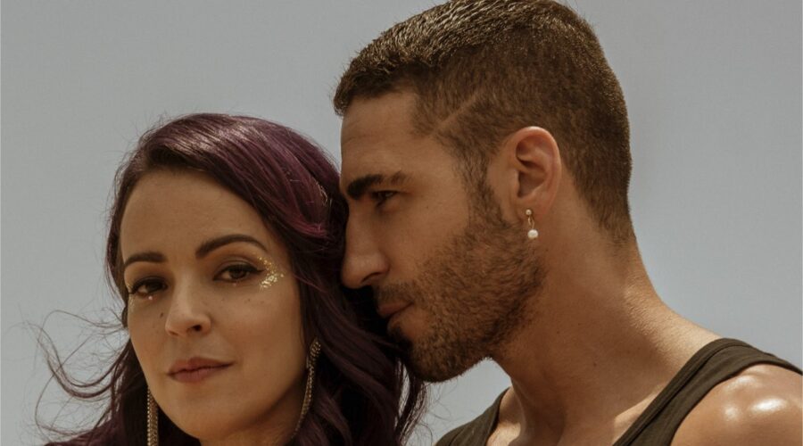 Da sinistra: Verónica Sánchez e Miguel Ángel Silvestre in Sky Rojo. Credits: Tamara Arranz/Netflix.