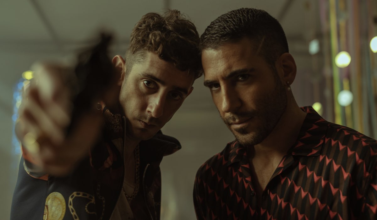 Da sinistra: Christian (Enric Auquer) e Moisés (Miguel Ángel Silvestre) in una scena di Sky Rojo. Credits: Tamara Arranz/Netflix.
