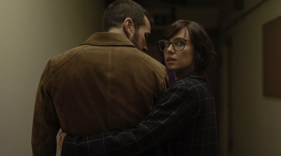 Mario Casas e Aura Garrido in Suburbia Killer. Credits: Quim Vives/Netflix.