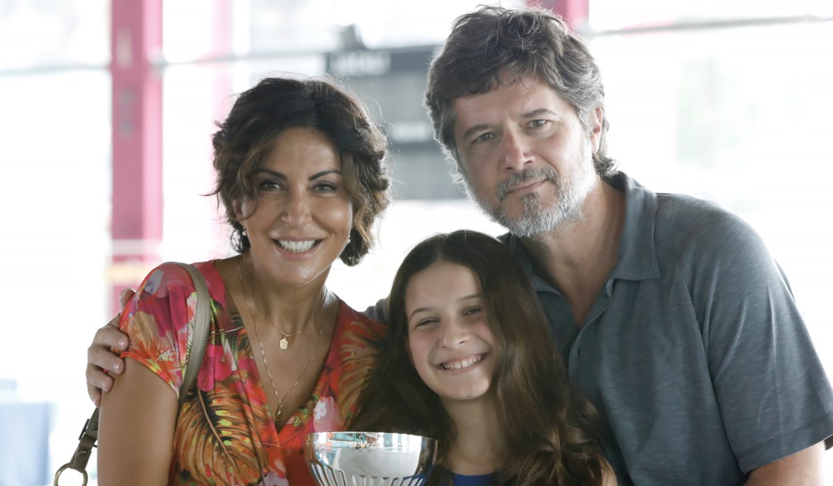 Svegliati Amore Mio, nella foto, da sinistra: Sabrina Ferilli (Nanà Santoro), Caterina Sbaraglia (Sara Santoro), Ettore Bassi (Sergio Santoro). Credits Mediaset