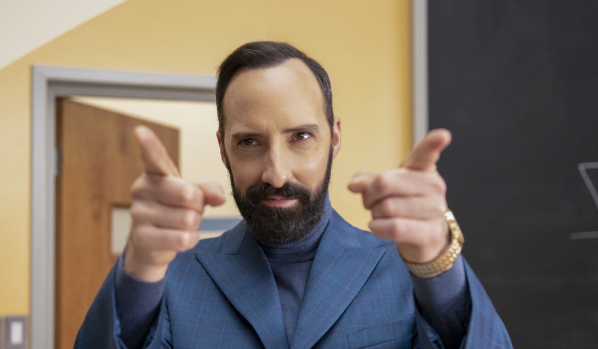 Tony Hale interpreta l'enigmatico Curtain in una scena de “La Misteriosa Accademia Dei Giovani Geni”, dal 25 giugno in streaming. Credits: Disney+.