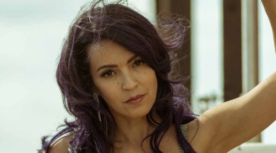 Veronica Sanchez Interpreta Coral In Sky Rojo. Credits: Tamara Arranz/Netflix
