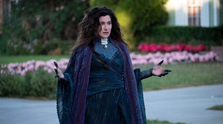 Agatha Harkness (Kathryn Hahn) in una scena di WandaVision. Credits: Disney Plus/Marvel Studios.
