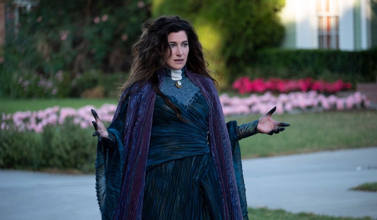 Agatha Harkness (Kathryn Hahn) in una scena di WandaVision. Credits: Disney Plus/Marvel Studios.