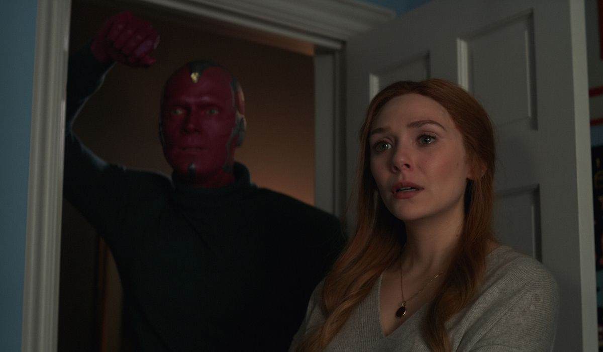 Visione (Paul Bettany) e Wanda (Elizabeth Olsen) salutano Billy e Tommy. Credits: Disney Plus/Marvel Studios. 