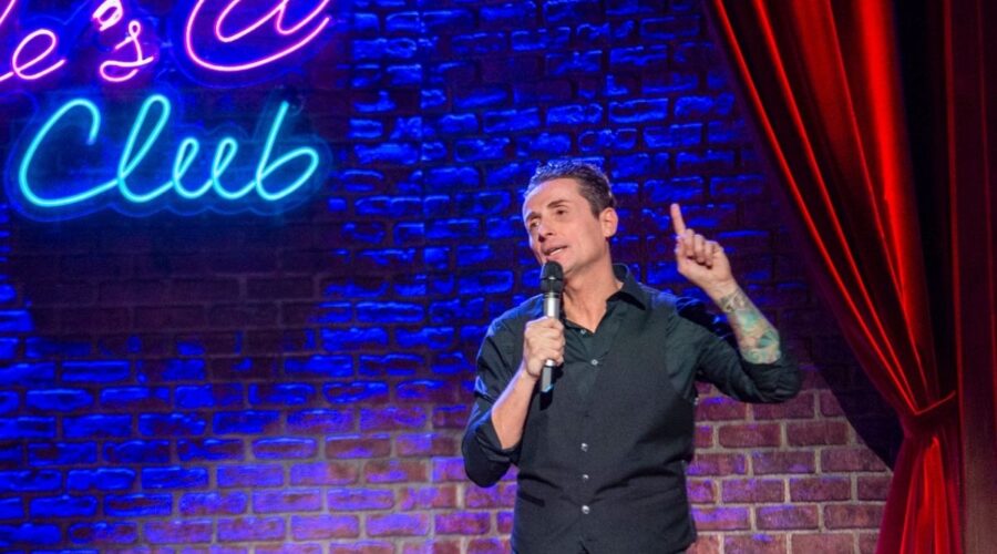 Angelo Pintus nella serie tv “Before Pintus” di Amazon. Credits: Prime Video.