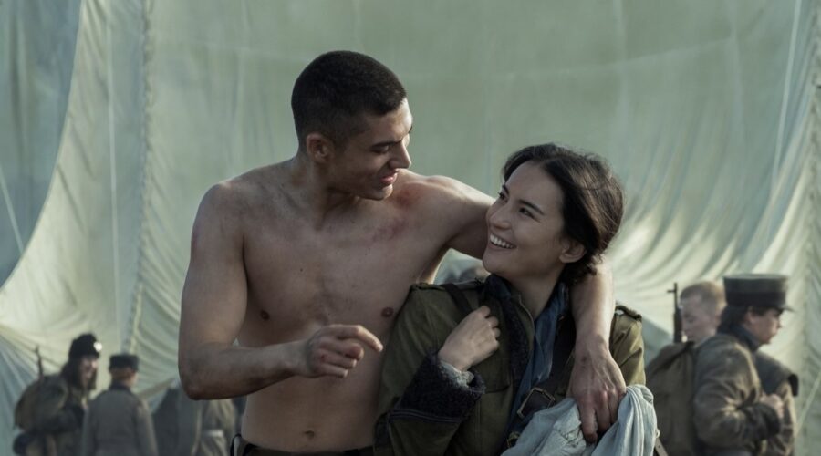 Archie Renauz (Mal) e Jessie Mei Li (Alina) In Tenebre e Ossa. Credits: David Appleby/Netflix