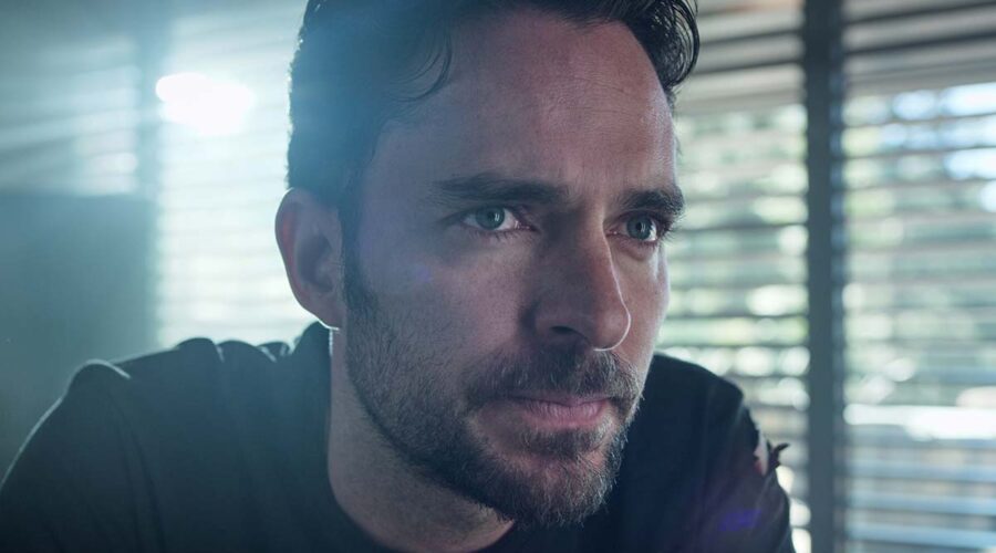 Manolo Cardona è Alex nella serie TV Che fine ha fatto Sara? Credits: Netflix.