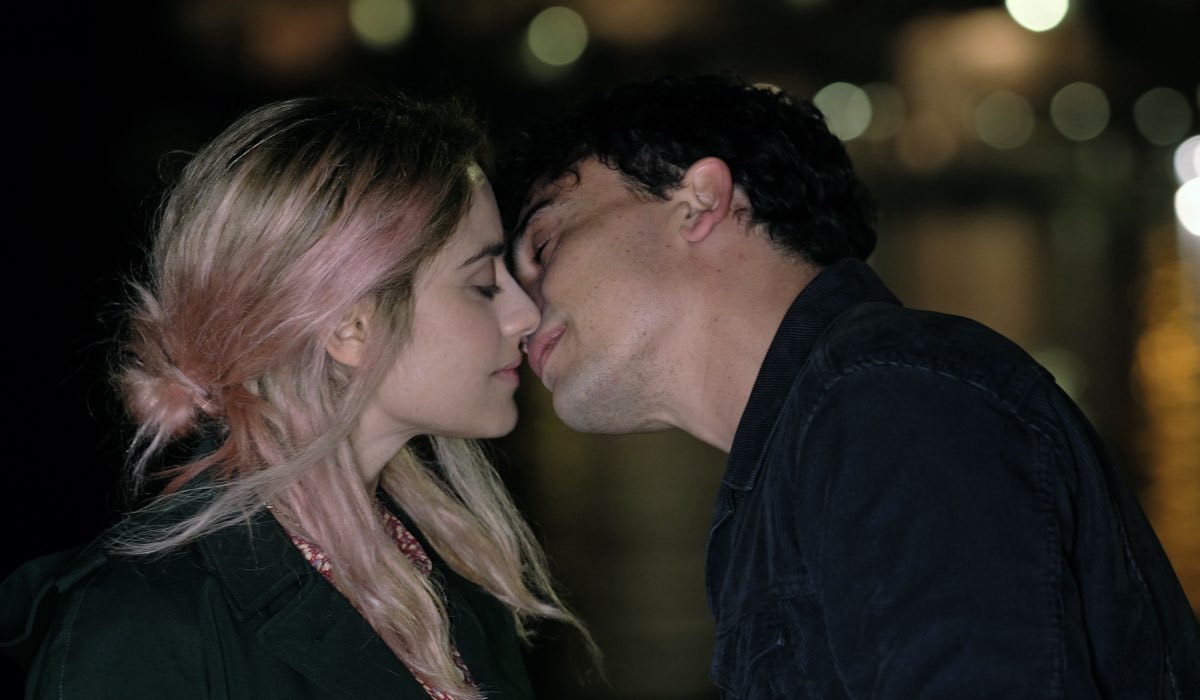 Chiamami ancora amore, Greta Scarano interpreta Anna e Simone Liberati interpreta Enrico, qui in una scena in cui si scambiano un bacio da giovani. Credits: Fabrizio de Blasio e Rai