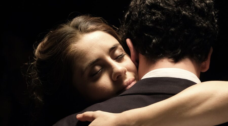 Chiamami ancora amore, Greta Scarano interpreta Anna e Simone Liberati interpreta Enrico, qui mentre ballano. Credits: Fabrizio de Blasio e Rai