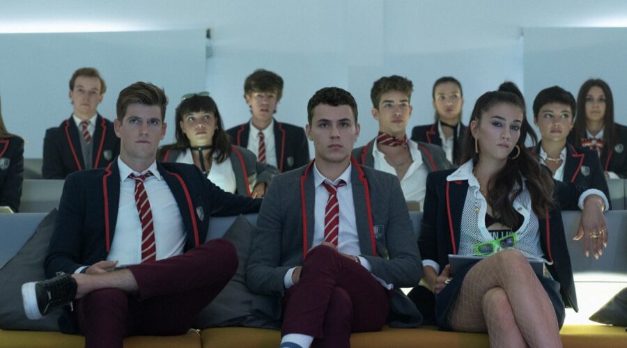 Da sinistra a destra: Miguel Bernardeau (Guzman), Arón Piper (Ander) e Claudia Salas (Rebeka) in Élite 4. Credits: Niete/Netflix.