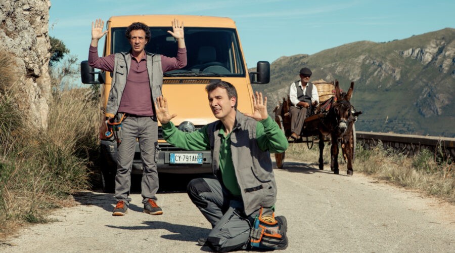 Ficarra e Picone in una scena di “Incastrati”, la serie tv dal 1° gennaio su Netflix. Credits: Netflix.