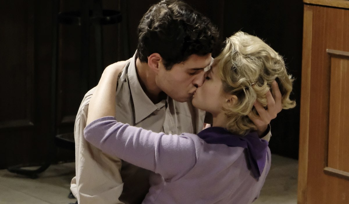 Il Paradiso Delle Signore 5 il bacio tra Rocco e Irene interpretati da Giancarlo Commare e Francesca Del Fa Credits Rai