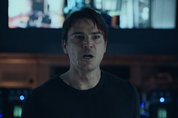Josh Hartnett nei panni del Dr Alex Hoffman in una scena de “L'indice della Paura”. Credits: Sky.