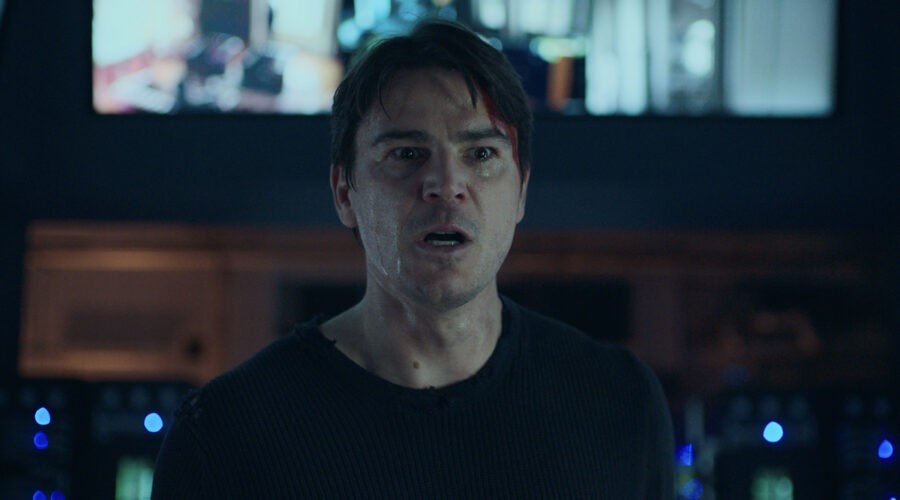 Josh Hartnett nei panni del Dr Alex Hoffman in una scena de “L'indice della Paura”. Credits: Sky.