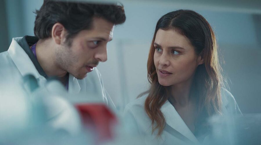 Hannah Ware e Dimitri Leonidas nella serie televisiva La coppia quasi perfetta. Credits: Robert Viglasky e Netflix.