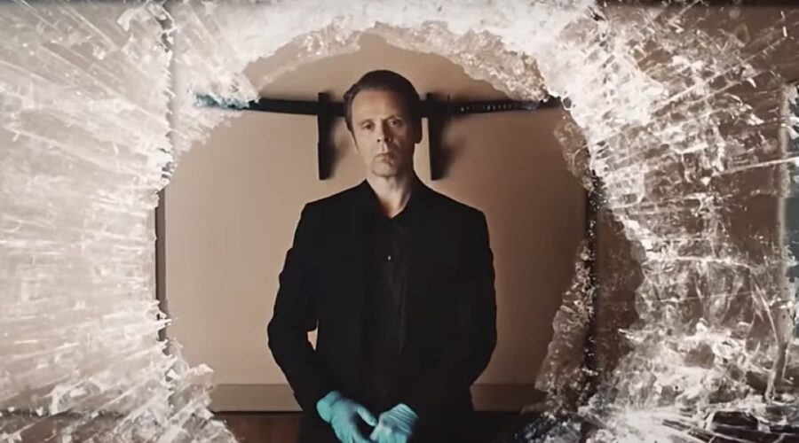 Matthias Matschke nei panni di Professor T in un fotogramma della sigla. Credits: YouTube/ZDF.