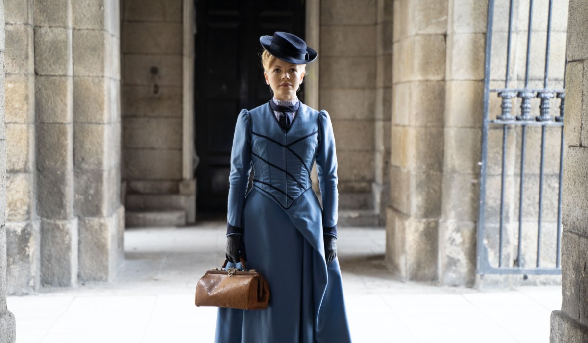 Kate Phillips nei panni di Eliza in Miss Scarlet and the Duke. Credits: Rai 4.