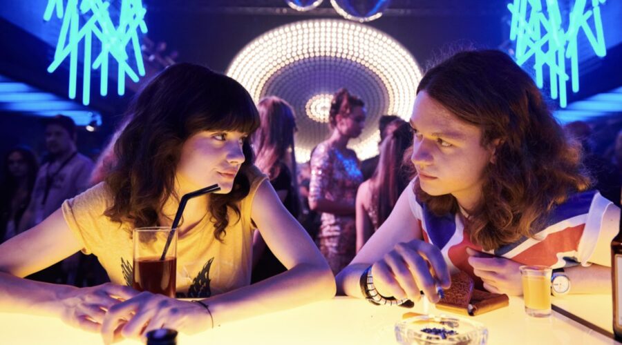 Da sinistra: Jana McKinnon (Christiane) e Jeremias Meyer (Axel) in una scena di “Noi, Ragazzi dello Zoo di Berlino”. Credits: Constantin Television/Mike Kraus.