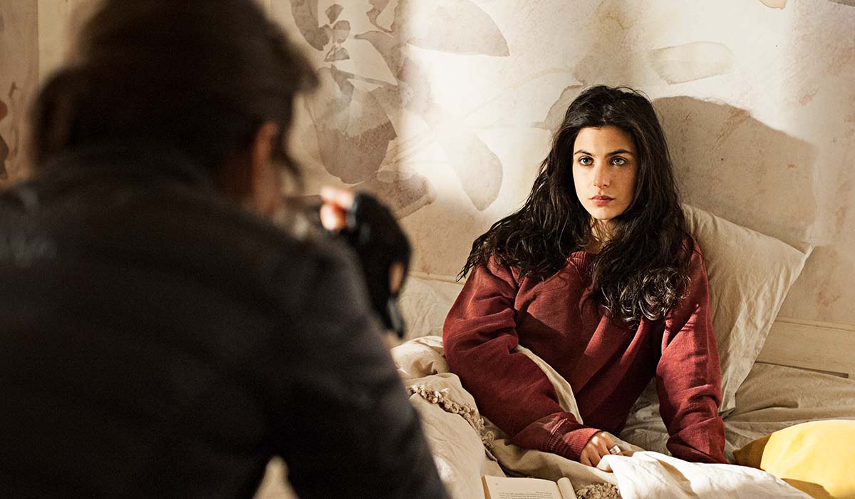 Fotinì Peluso nella serie televisiva Nudes. Credits: Livia Scaramuzzino, Rai e BiM.
