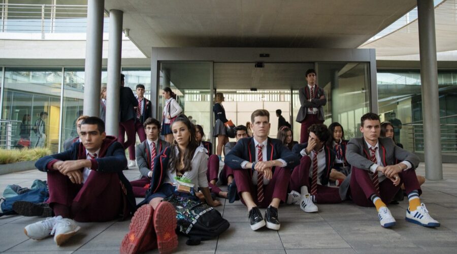 Gli studenti di Las Encinas inscenano una protesta nei corridoi della scuola. Credits: Niete/Netflix.