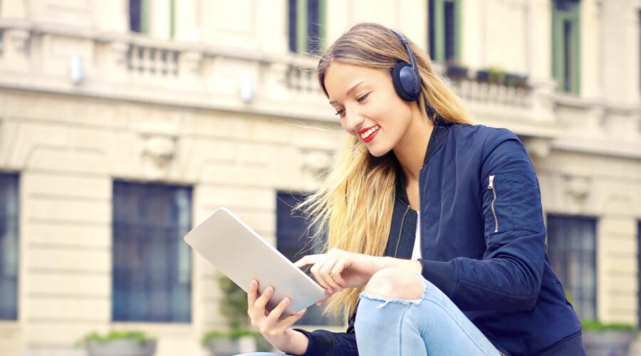 ragazza con tablet e cuffie consigli serie tv envato elements