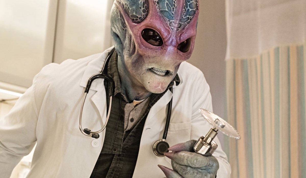 L'alieno che si spaccia Harry Vanderspeigle in “Resident Alien”. Credits: Rai 4/Syfy.
