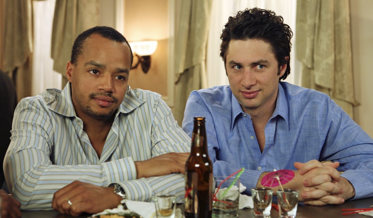 Da sinistra: Donald Faison e Zach Braff in una scena di “Scrubs”. © Touchstone Television, tutti i diritti riservati.