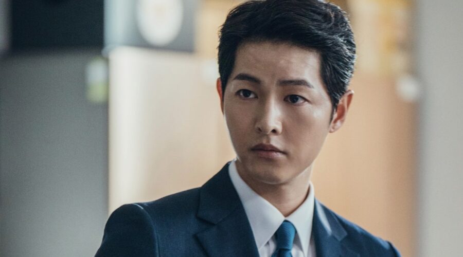 Con Song Joong-ki (Vincenzo Cassano/Park Joo-hyung) in Vincenzo. Credits: Netflix