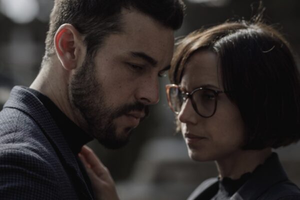 Mat (Mario Casas) e Olivia (Aura Garrido) in Suburbia Killer. Credits: Quim Vives/Netflix.