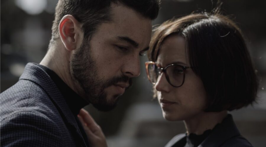 Mat (Mario Casas) e Olivia (Aura Garrido) in Suburbia Killer. Credits: Quim Vives/Netflix.