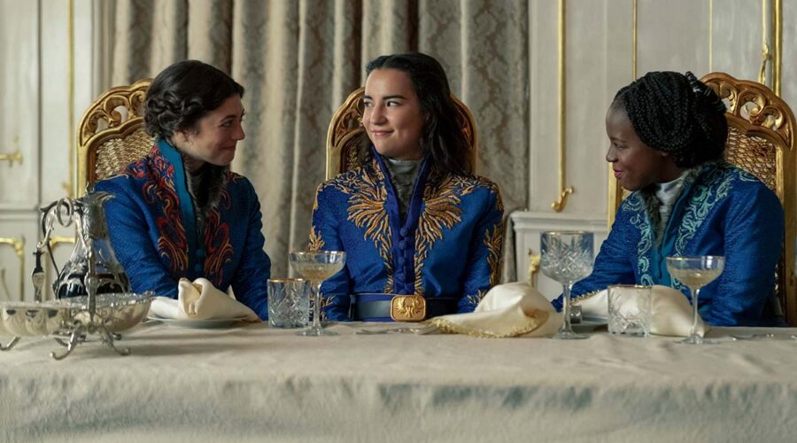 Jasmine Blackborow (Marie), Jessie Mei Li (Alina Starkov) e Gabrielle Brooks (Nadia) nella serie TV Tenebre e Ossa. Credits: David Appleby/Netflix.