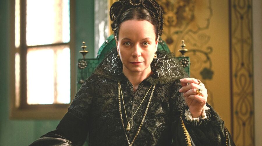 Samantha Morton protagonista di “The Serpent Queen”. Credits: Starzplay