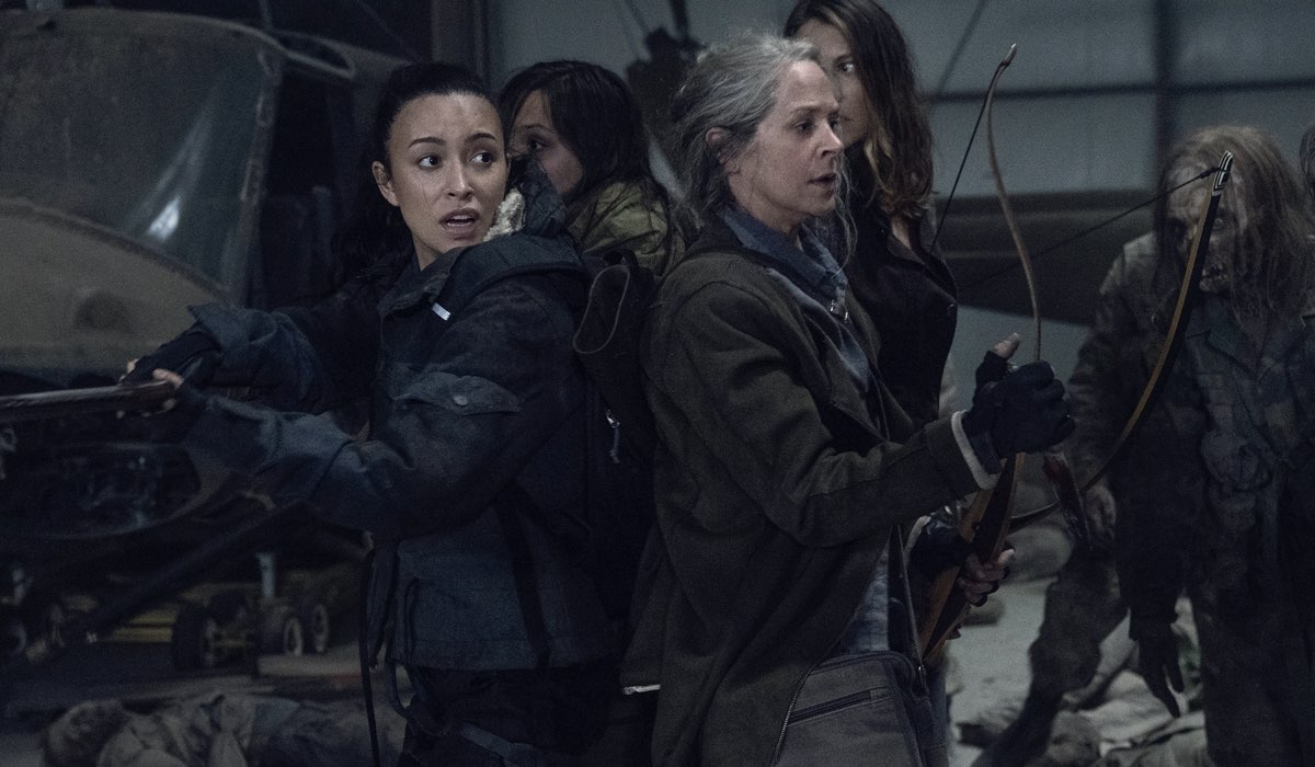 Da sinistra: Rosita (Christian Serratos) e Carol (Melissa McBride) in una scena della stagione 11 di “The Walking Dead”. Credits: AMC/Disney+.