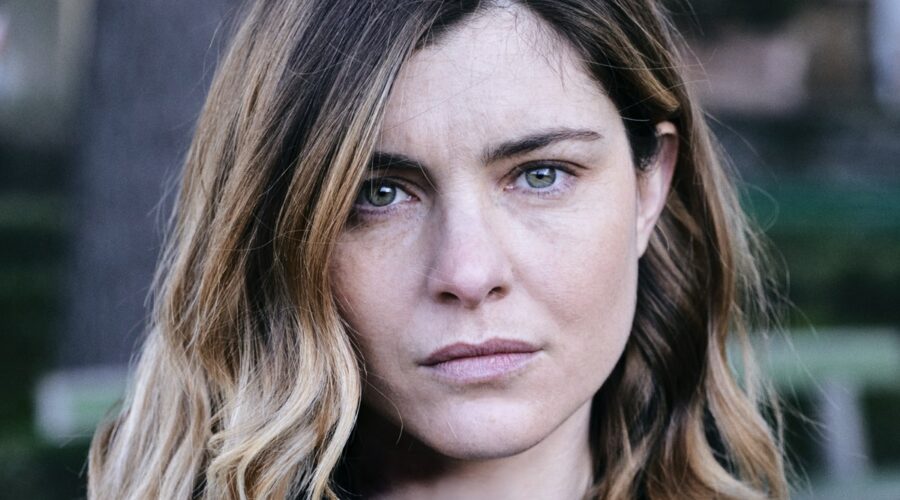 Vittoria Puccini in un posato per La Fuggitiva dove interpreta Arianna Comani Credits Rai