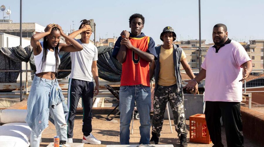 Giuseppe Dave Seke (Zero), Daniela Scattolin (Sara), Richard Dylan Magon (Momo), Haroun Fall (Sharif) e Madior Fall (Inno) nella serie televisiva Zero. Credits: Netflix.