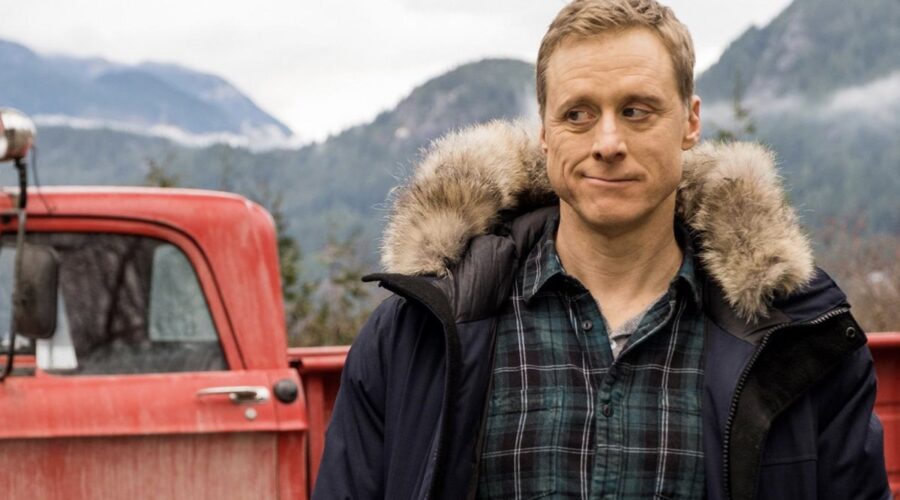 Alan Tudyk nei panni del dottor Harry Vanderspeigle in “Resident Alien”. Credits: Rai 4.