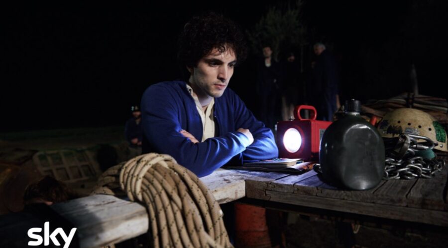 Giacomo Ferrara in una scena di “Alfredino - Una storia italiana”. Credits: Lucia Iuorio/SKY.