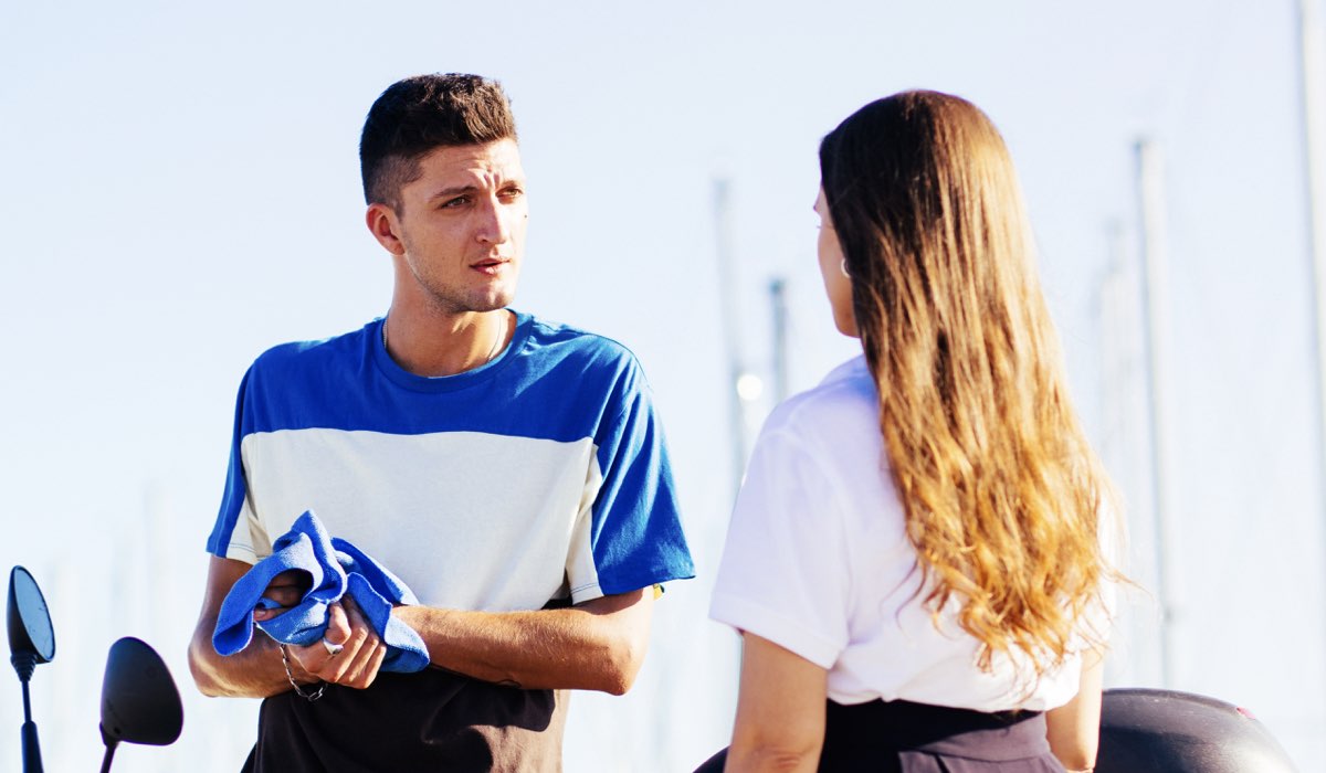 Da sinistra: Dario (Andrea Lattanzi) e Rita (Lucrezia Guidone) in una scena della seconda stagione di “Summertime”. Credits: Netflix.