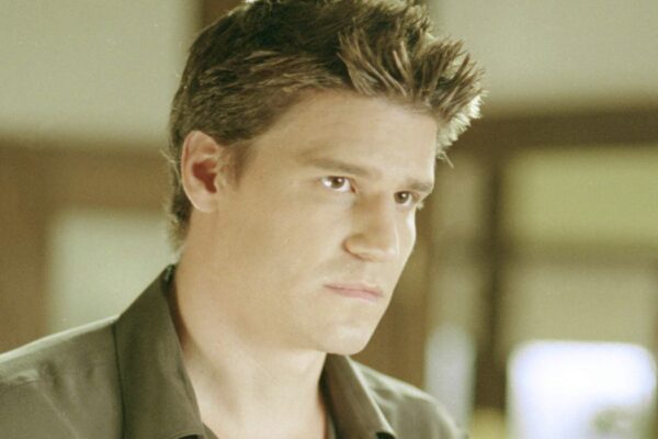 David Boreanaz in una scena di “Angel”. Credits: 20th Century Fox/Disney Plus.